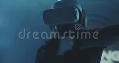 玩家玩VR动作游戏.